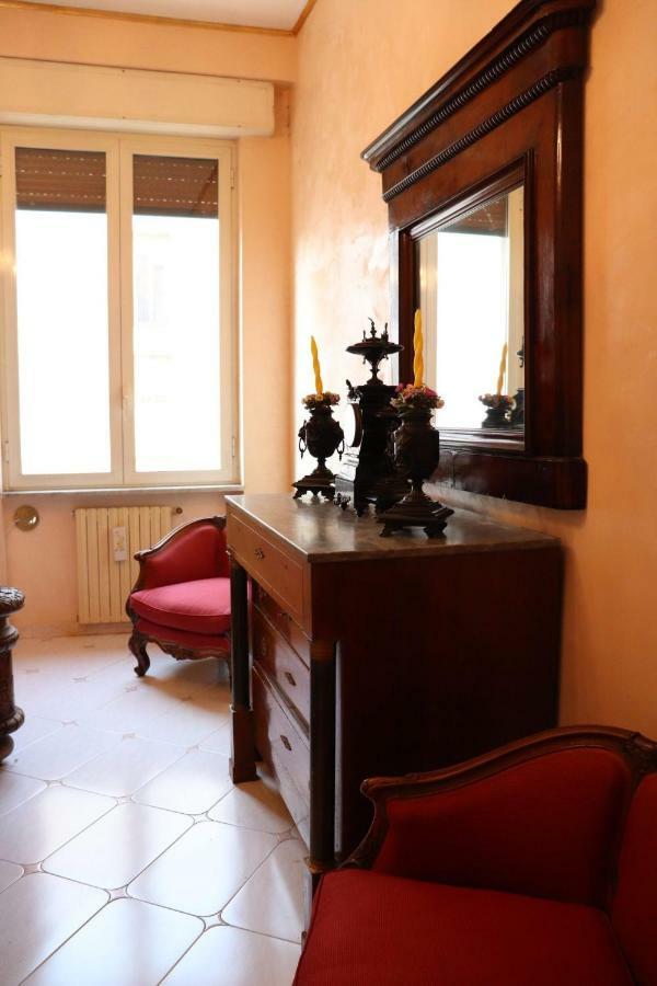 B&B Goldmund Naples Luaran gambar